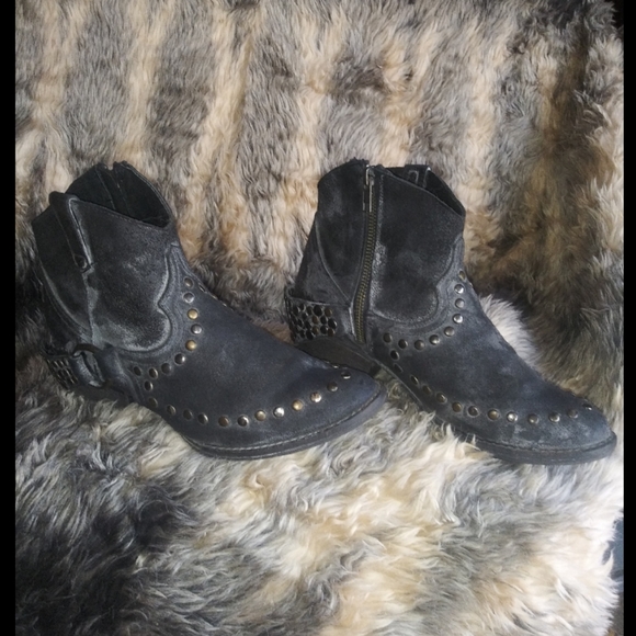 Circle G Shoes - Circle G Gray w/studs Distressed Booties